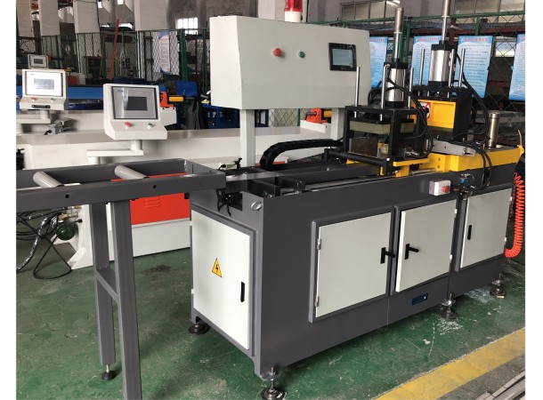 MC-405CNC全自動鋁切機.jpg